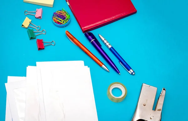 Kantoorkantoorbenodigdheden Zoals Pennen Paperclips Andere Benodigdheden Blauwe Achtergrond — Stockfoto