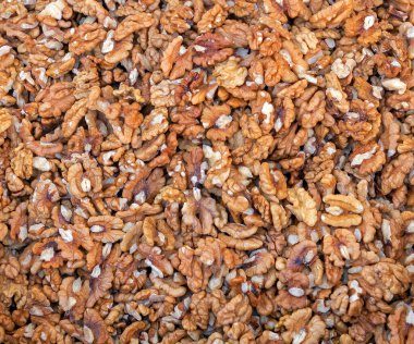 Temizlenmiş büyük ceviz yığını.