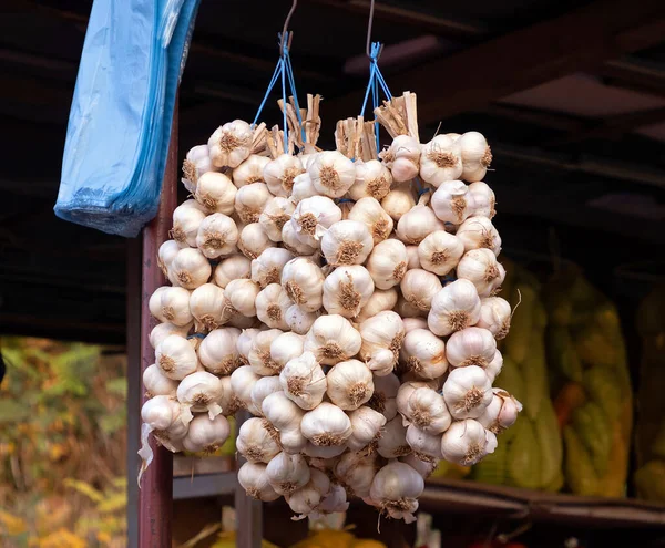 Органические Овощи Чеснок Висит Снаружи Рынке Киоск — стоковое фото