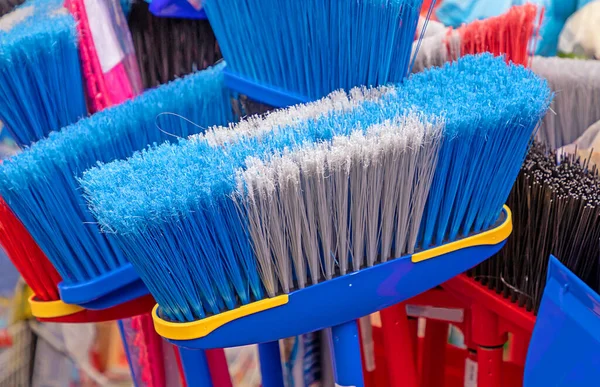 Plastik saplı süpürgeler halka açık pazarda ev temizlik malzemesi olarak satılıyor.