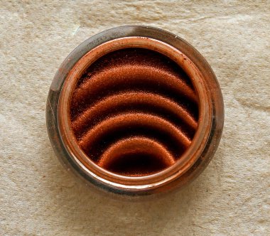 Cam kapta bronz göz farı deseni var.