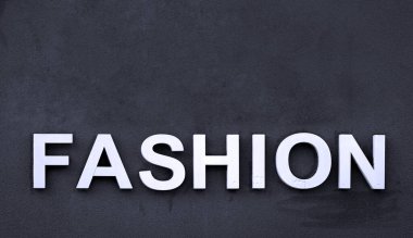 Bina cephesinde moda tabelası