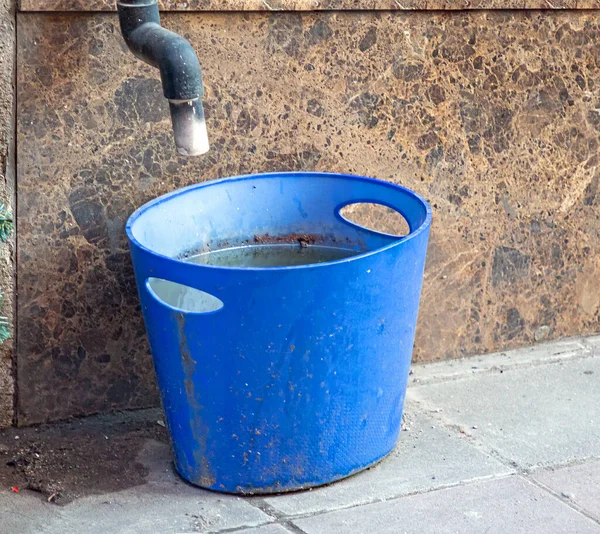 把冷气机中的水重新排入筐中 以防止城市街道渗漏 — 图库照片