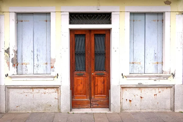 Kapalı Giriş Kapısı Pencereleri Olan Evin Dış Cephesi — Stok fotoğraf