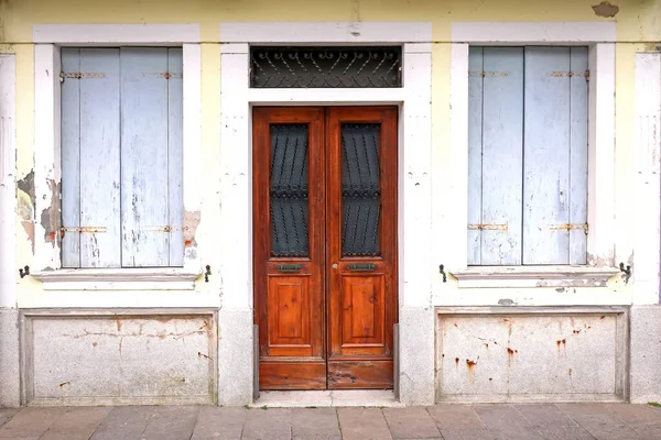 Casa Fachada Exterior Con Puerta Entrada Cerrada Ventanas —  Fotos de Stock