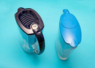Mavi arka planda su filtresi için plastik sürahiler