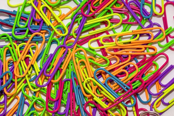 Colorful Large Metal Paperclips Pile Background Pattern Detail — стоковое фото