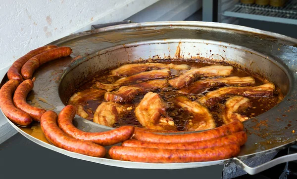 Жареный Бекон Колбасы Продаются Традиционной Ярмарке — стоковое фото