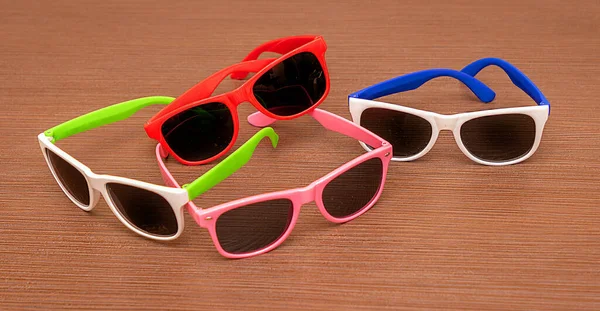 Plástico Retro Quadros Coloridos Óculos Sol Mesa Madeira — Fotografia de Stock