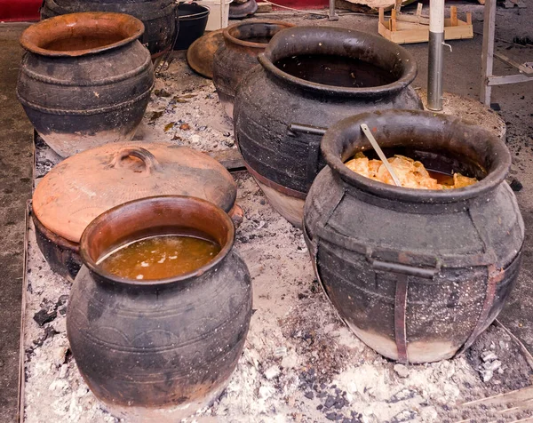 地区传统食品 用陶器锅烹调 在本地市集上热卖 — 图库照片