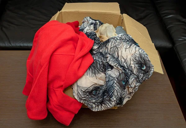 Karton Kutunun Içindeki Kıyafet Yığını Taşınmaya Hazır — Stok fotoğraf