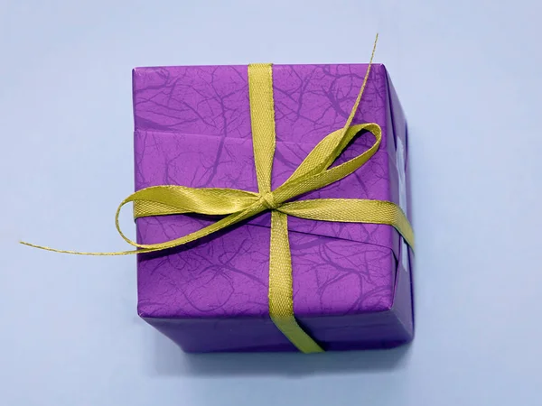 Decorative Purple Gift Box Green Bow Blue Background — Stock Photo, Image