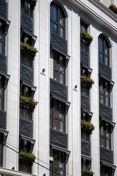 Moderní Vnější Fasáda Budovy Uzavřenými Okny Balkony — Stock fotografie