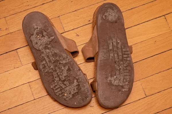 Старые Грязные Подошвы Обуви Паркетном Полу — стоковое фото