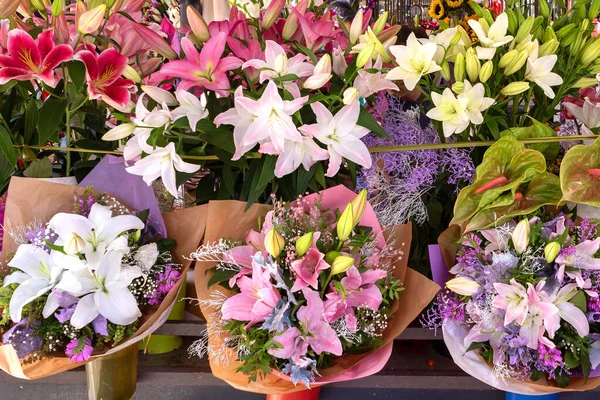 市場の屋台の外に表示される美しいカラフルな花 — ストック写真