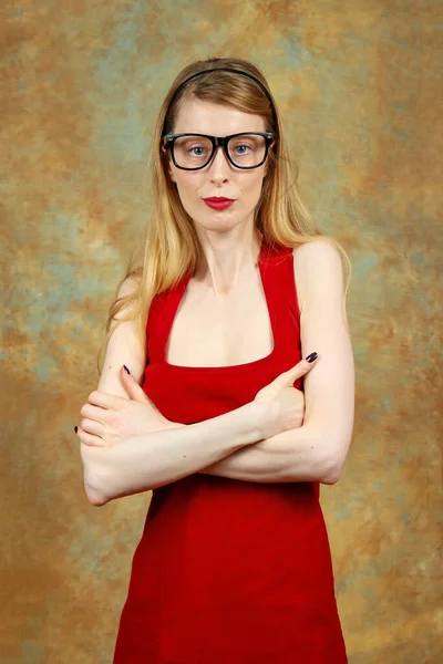 Hermosa Mujer Con Gafas Grandes Con Vestido Rojo Con Las —  Fotos de Stock