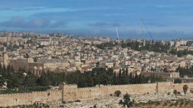 Kudüs Eski Şehir 'in ortalarında ve diğer ünlü yapılarda Rock İslami Tapınağı' nın altın kubbesiyle HD panoramik görüntüsü