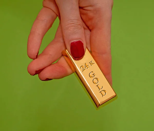 Female Hand Holding Expensive Karat Gold Bar — Stock Fotó