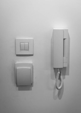 Daire giriş koridorunun içindeki modern dahili iletişim sistemi