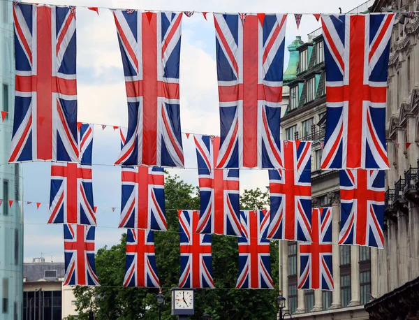 Traditional Union Jack British Flags Hanging London Street Buildings Back – stockfoto