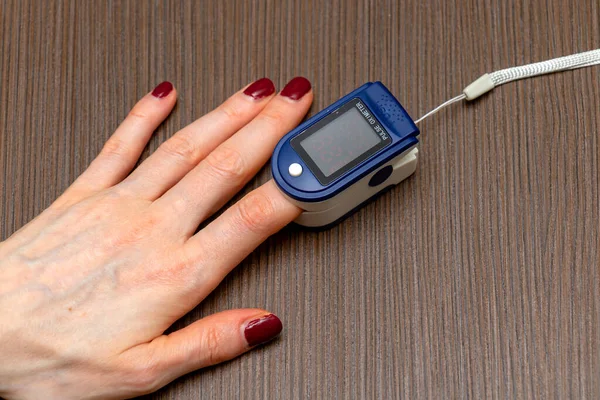 Pulse Oximeter Device Female Index Finger Measuring Pulse Oxygen Saturation — Zdjęcie stockowe