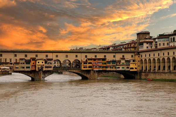 Закат Неба Над Знаменитым Мостом Понте Веккьо Флоренции — стоковое фото