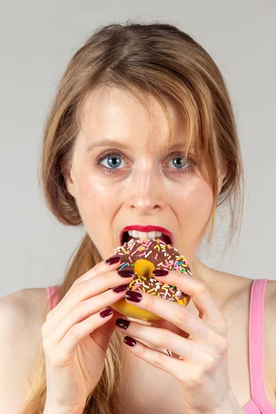 Portrait Young Woman Eating Chocolate Donut Gluttonous Unhealthy Way — kuvapankkivalokuva