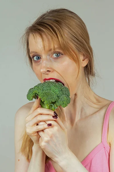 Young Woman Holding Broccoli Next Her Mouth Leading Healthy Eating — kuvapankkivalokuva