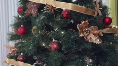 Noel ağacının ayrıntıları, karanlıkta ışıl ışıl parlayan fıskiye efektiyle