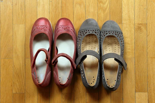 木製の床の上に女性快適な革フラットバレリーナの靴 — ストック写真