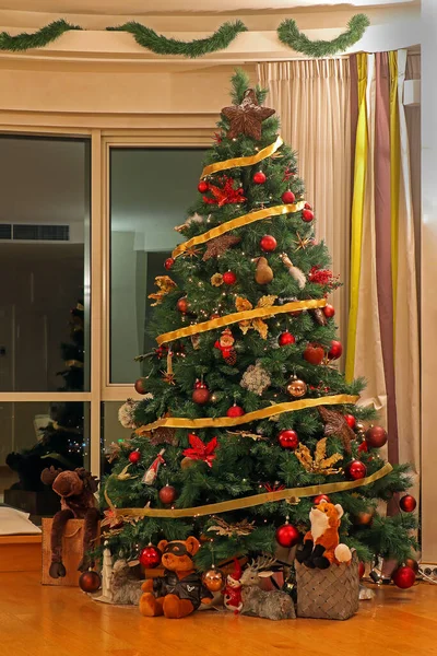 Uzun Süslemeli Noel Ağacı Modern Oturma Odasının Içinde Bayram Sezonunda — Stok fotoğraf