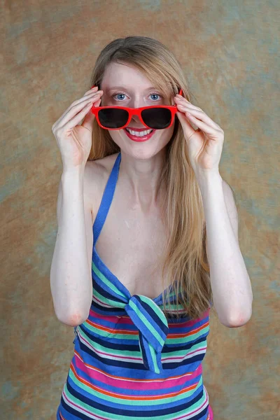 Νεαρή Όμορφη Γυναίκα Χαμογελώντας Και Κρατώντας Κόκκινο Πλαίσιο Γυαλιά Ηλίου — Φωτογραφία Αρχείου