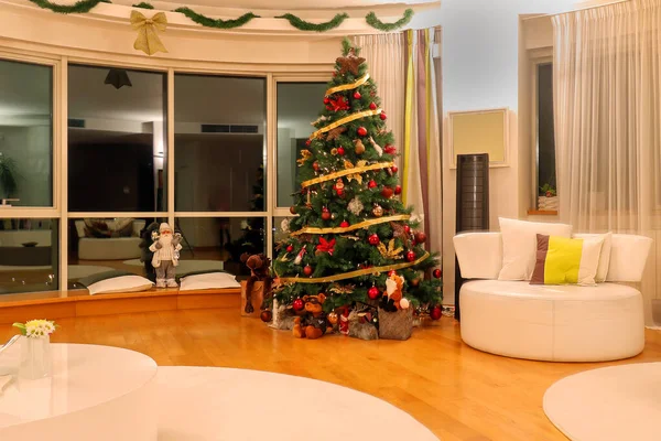 お祝いの休日の季節の間に装飾されたクリスマスツリーとモダンなリビングルームのインテリア — ストック写真