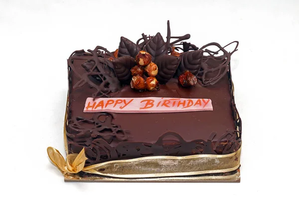 带有白色背景的快乐生日标志的巧克力蛋糕 — 图库照片