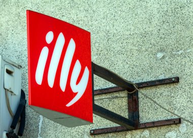 Belgrad, Sırbistan - 04 Nisan 2021: Sırp başkentinin Belgrad caddesinde inşa cephesinde asılı duran popüler espresso kahve markasının logosu.