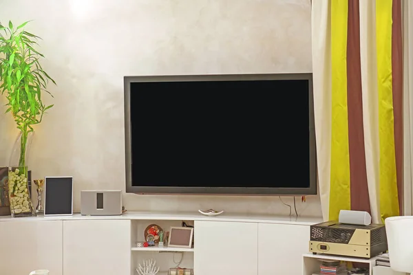 現代のリビングルームのインテリア内に大きなテレビ画面 — ストック写真