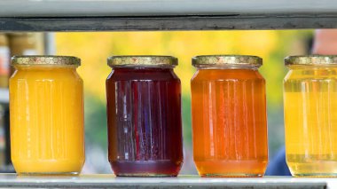 Raftaki cam kavanozlarda organik bal.