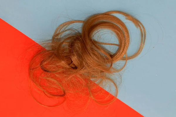 Cięte Kawałki Włosów Kolorowym Tle Podłodze — Zdjęcie stockowe