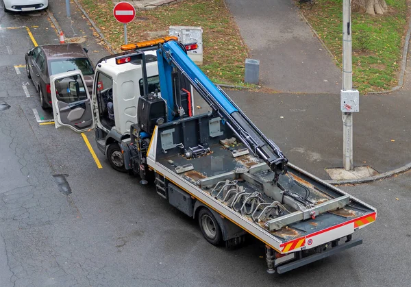 Tow Truck Crane Empty Platform Ready Take Illegally Parked Vehicle — Stock Photo, Image