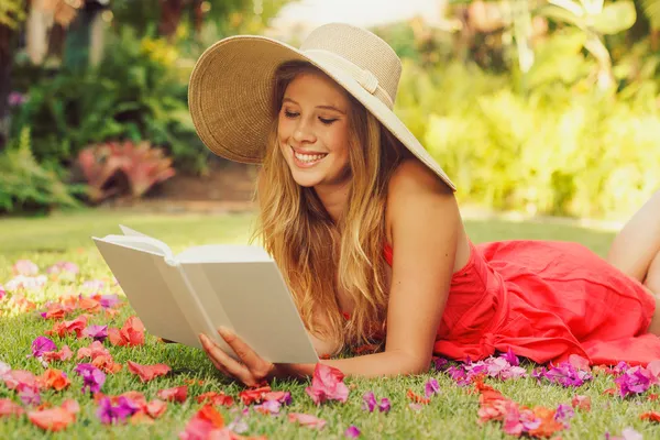 Ung kvinna läsa bok utanför — Stockfoto