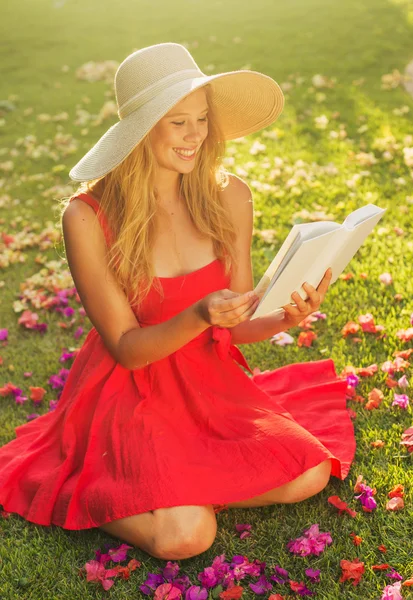Fiatal nő olvasókönyv kívül — Stock Fotó
