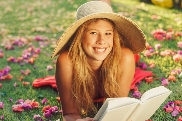 Молодая женщина читает книгу на улице — стоковое фото