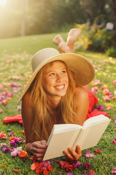 Mujer joven leyendo libro afuera — Foto de Stock