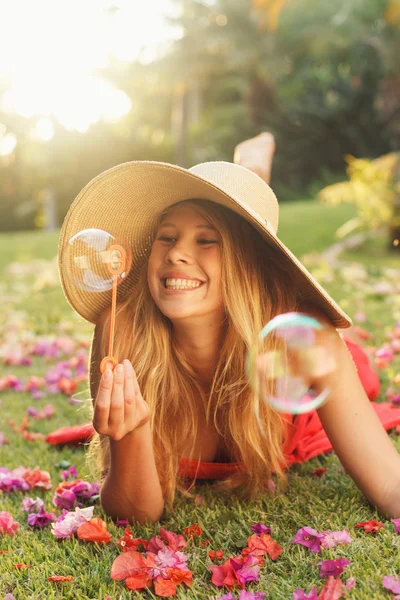 Mooie vrouw waait bubbels — Stockfoto