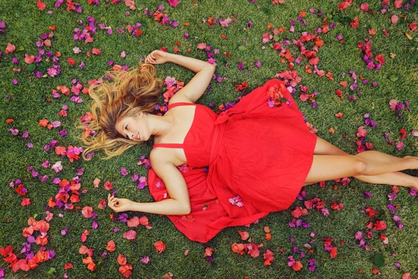 꽃에 누워 아름 다운 젊은 여자 — 스톡 사진