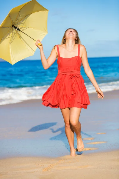 Belle femme marchant sur la plage tropicale — Photo