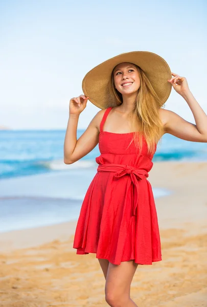 Joyeux belle femme en robe rouge sur la plage — Photo