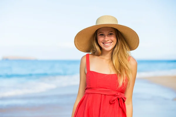 해변의 붉은 옷을 입은 행복 한 아름다운 여인 — 스톡 사진
