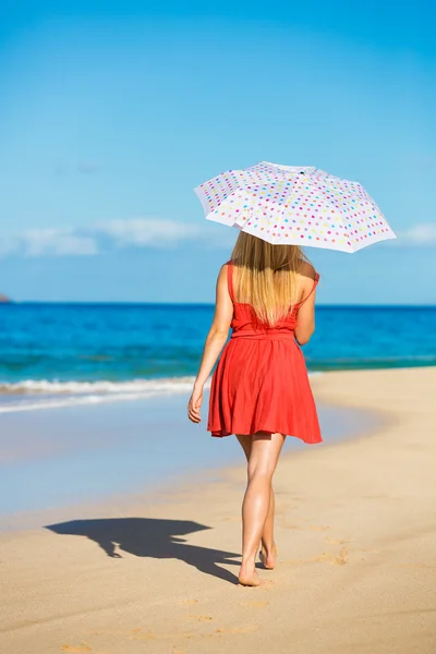 Belle femme marchant sur la plage tropicale — Photo