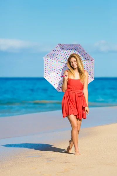 Mooie vrouw lopen op tropisch strand — Stockfoto